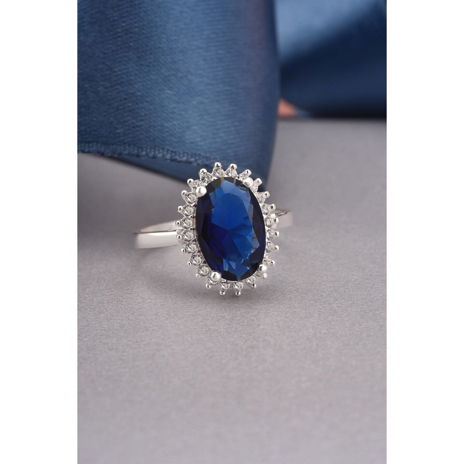 Диамантен пръстен от бяло злато със сапфир